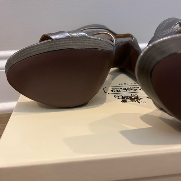 NEW Coach Pewter Heels 7.5M - Picture 5 of 9